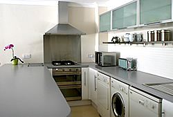 Aaron Glen Apartments kitchen